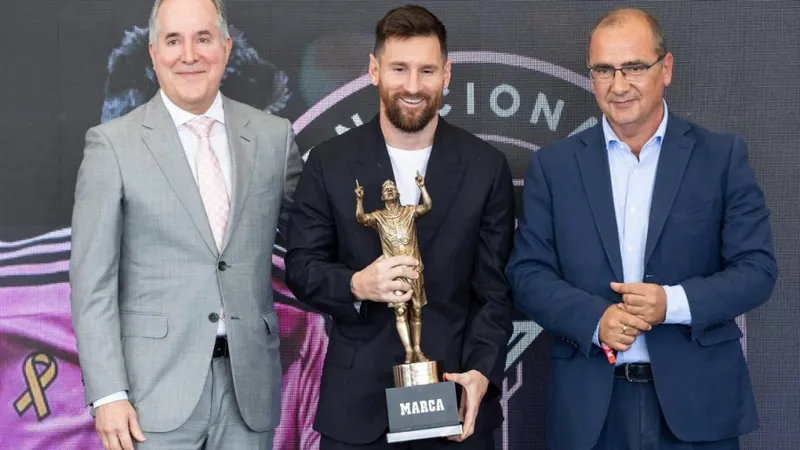 Messi vượt qua Ronaldo và Pele giành danh hiệu Cầu thủ xuất sắc nhất lịch sử do Marca trao tặng