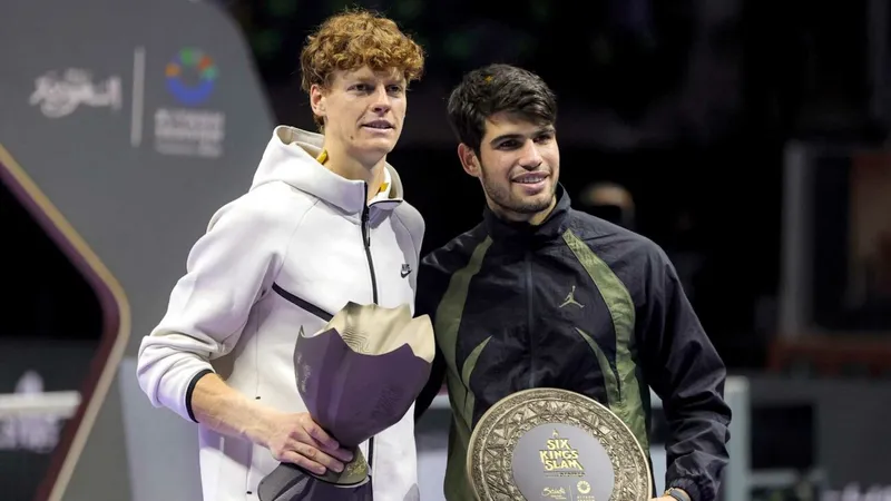 Jannik Sinner vs Carlos Alcaraz (5)6-7, 6-3, 6-3: Hạ Alcaraz, lần đầu Sinner đăng quang Six Kings Slam 2024