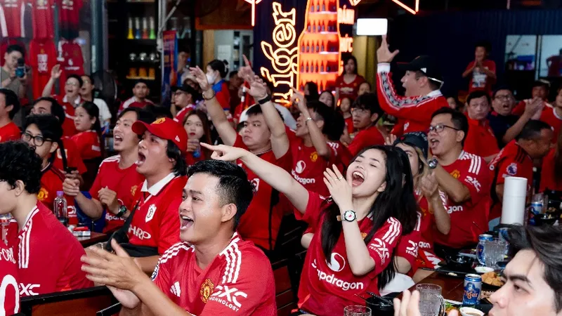 Người hâm mộ ngập tràn cảm xúc theo từng đường bóng của Manchester United 