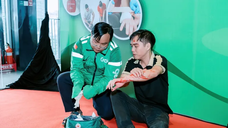 Diễn tập mô phỏng sơ cứu tai nạn giao thông tại buổi họp báo 