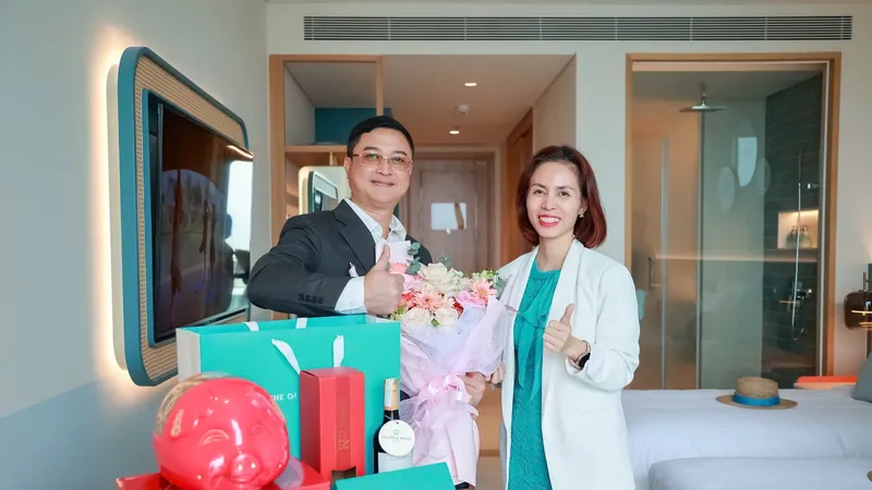 Chị Trần Thị Thu Trang, Giám đốc Marketing - Kinh doanh, đại diện VinaLiving, tặng hoa, quà khách hàng nhân lễ bàn giao