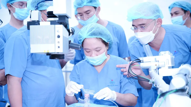 Các bác sĩ trong buổi thực hành phương pháp mới