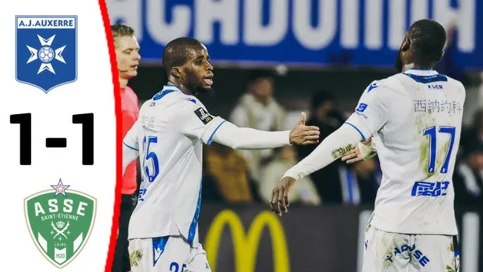 Auxerre vs Saint Etienne 1-1: Junior Traore tỉa góc điệu nghệ mở bàn, trọng tài VAR công nhận pha đánh đầu cận thành của Lucas Stassin