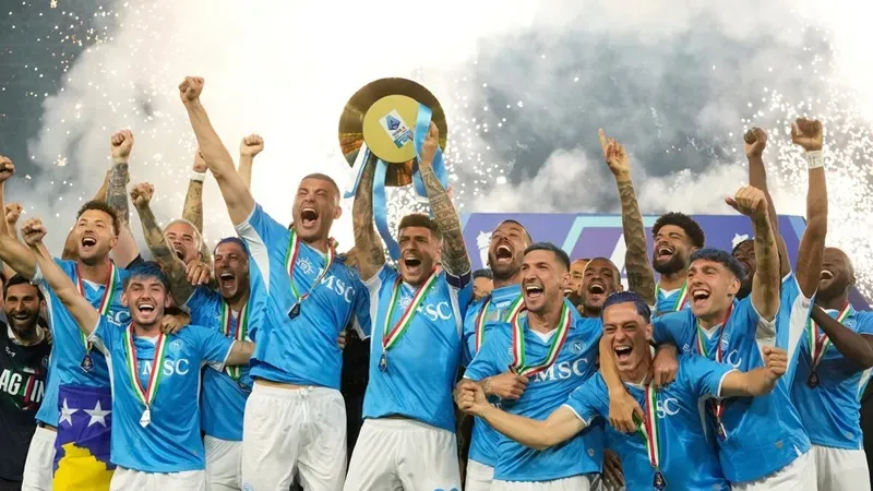 Napoli vs Cagliari 2-0: McTominay mở bàn, Lukaku chốt hạ ngôi vương Serie A, Inter Milan bị Napoli vượt mặt hơn đúng 1 điểm