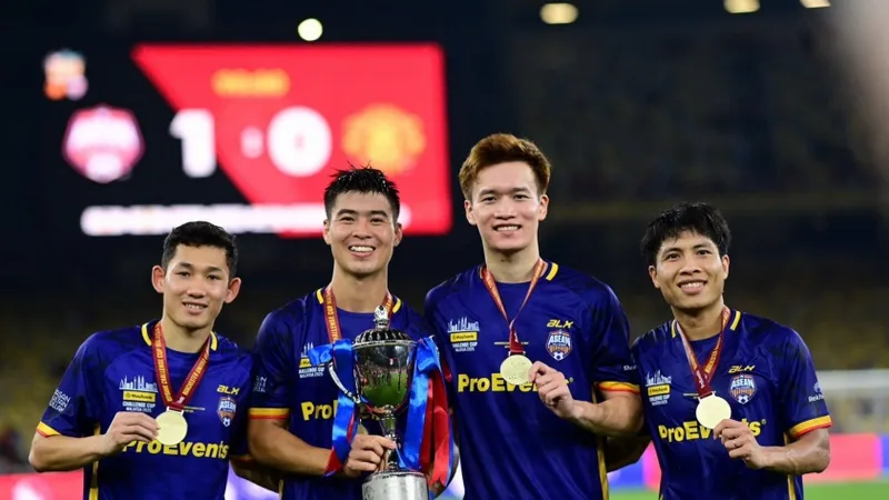 Man United vs ASEAN All-Stars 0-1: Segecic chọc khe, Maung Maung Lwin hạ Tom Heaton, MU lại nhìn đội khác nâng cúp, HLV Kim Sang Sik được khen, HLV Amorim tiếp tục gây thất vọng