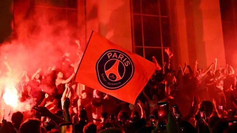 Fan bạo loạn, đốt xe cảnh sát, đốt pháo sáng,... tại Paris sau khi PSG giành Champions League