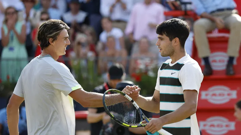 Carlos Alcaraz vs Adam Walton 6-4, 7-6 (7-4): Sau khi đăng quang Roland Garros, Alcaraz dễ dàng hạ Walton, giành vé vòng 2 Queen's Club Championships 2025