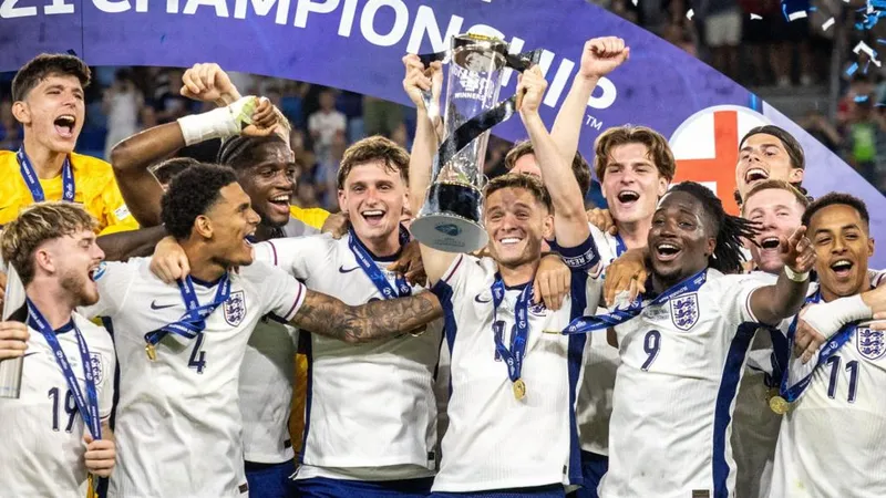 U21 Anh vs U21 Đức 3-2: Elliot, Hutchinson lập công, Weiper, Nebel gỡ hòa, Rowe chốt hạ chiếc cúp vô địch U21 UEFA