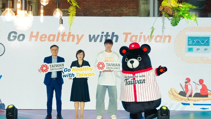 Ông Joe Chou, Phó Chủ tịch Điều hành TAITRA; bà Susan Hu, Phó Cục trưởng TITA; Vận động viên bóng chày chuyên nghiệp Lin An-Ko; cùng Fu Bear, linh vật của Taiwan Excellence (từ trái sang phải) 