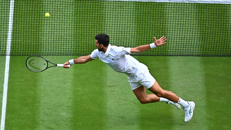 Pha ăn điểm đẳng cấp "nhà vô địch" của Novak Djokovic trước Kecmanovic ở vòng 3 Wimbledon 2025