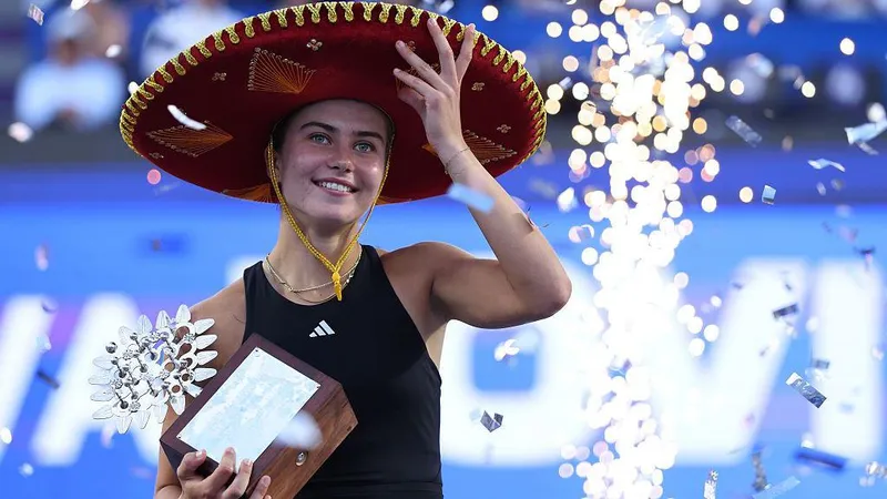 Emiliana Arango vs Iva Jovic 4-6, 1-6: Hạ Arango với điểm số thuyết phục, mỹ nhân tuổi 17 Iva Jovic đăng quang Guadalajara Open 2025, lên hạng 36 thế giới