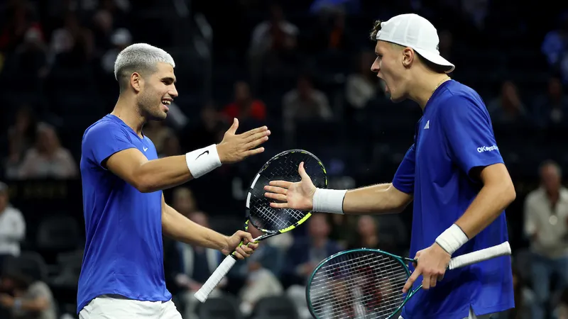 Carlos Alcaraz / Jakub Mensik vs Taylor Fritz / Alex Michelsen 7-6(7), 6-4: Hạ Taylor Fritz / Alex Michelsen, Alcaraz / Mensik giúp đội châu Âu vươn lên dẫn 3-1 trước đội Thế giới tại Laver Cup 2025