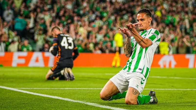 Cú đúp của Anthony, bàn thắng của Ronald Araujo góp mặt trong 20 pha ghi bàn của vòng 9 La Liga 2025