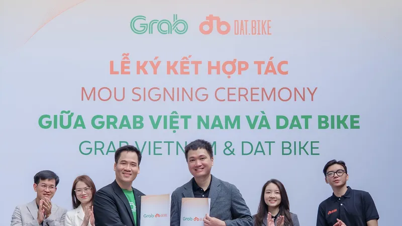 Grab Việt Nam và Dat Bike hợp tác hỗ trợ tài xế công nghệ chuyển đổi xanh
