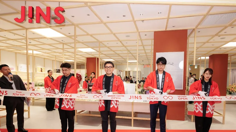JINS (Nhật Bản) khai trương cửa hàng mắt kính đầu tiên tại Saigon Centre ngày 8-11