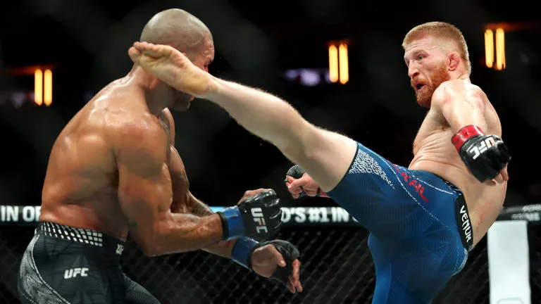 Rợn người những pha tấn công được quay chậm ở UFC 322