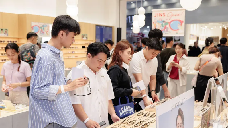 Sức hút của JINS thể hiện ngay từ buổi sáng khai trương, khi cửa hàng đã chật kín khách hàng đến trải nghiệm 