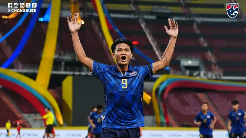 U22 Thái Lan vs U22 Malaysia 1-0: Yotsakorsn sớm ghi bàn, Nabil Yusuf nhận thẻ đỏ, U22 Thái Lan gặp U22 Việt Nam ở chung kết SEA Games