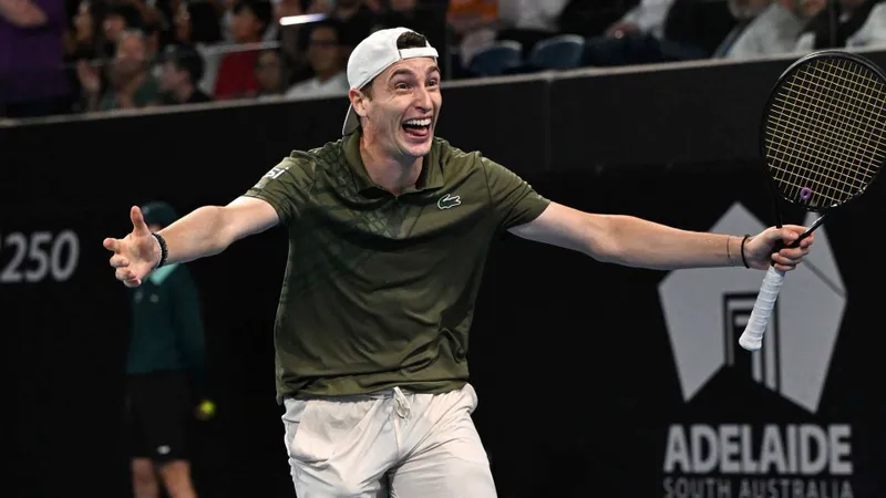 Ugo Humbert vs Tomas Machac 4-6, 7(7)-6(2), 2-6: Hạ Humbert chật vật, Machac đăng quang vô địch Adelaide 2026 