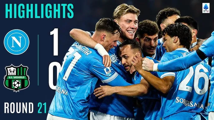 Napoli vs Sassuolo 1-0: Thủ thành Arijanet Muric đỡ bóng, Stanislav Lobotka tung cú sút bồi ngoài vòng cấm, Napoli củng cố tốp 3 Serie A