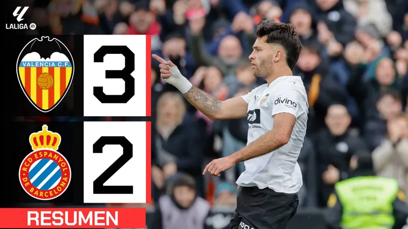 Valencia vs Espanyol 3-2: Terrats lập công, Copete phản lưới nhà, Duro, Comert, Ramazani bỏ túi 3 điểm nhờ chấm penalty