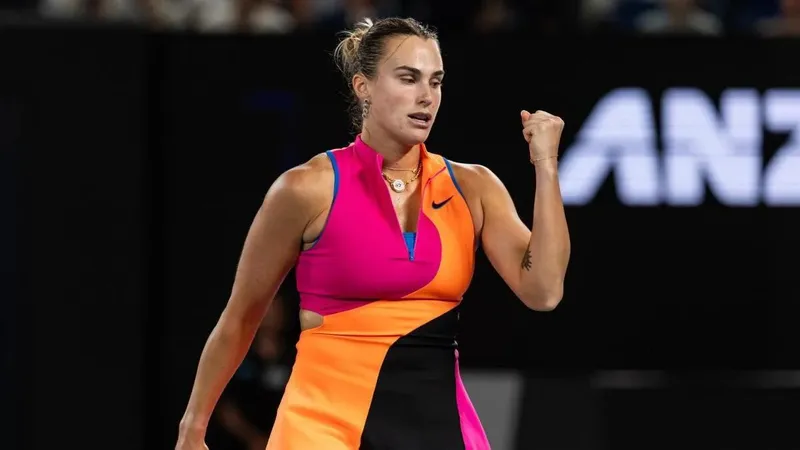 Pha ăn điểm nghẹt thở của Aryna Sabalenka trước Elena Rybakina ở trận chung kết Australian Open 2026