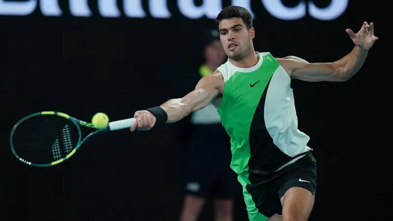 Pha ghi điểm ấn tượng trong chiến thắng của Carlos Alcaraz trước huyền thoại Novak Djokovic ở chung kết Australian Open 2026