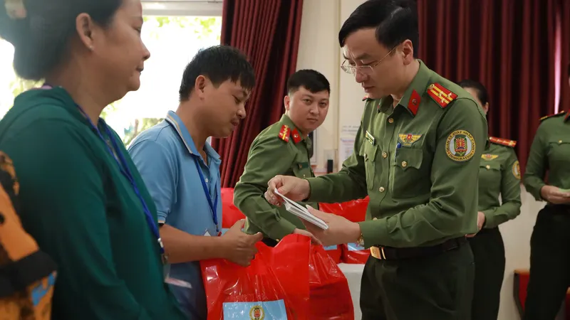 Trao 50 phần quà cho bệnh nhi khó khăn tại Bệnh viện Nhi đồng 1