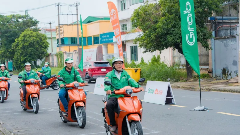 Grab Việt Nam hỗ trợ đối tác tài xế xe xăng, xe điện tuần thứ 3 liên tiếp