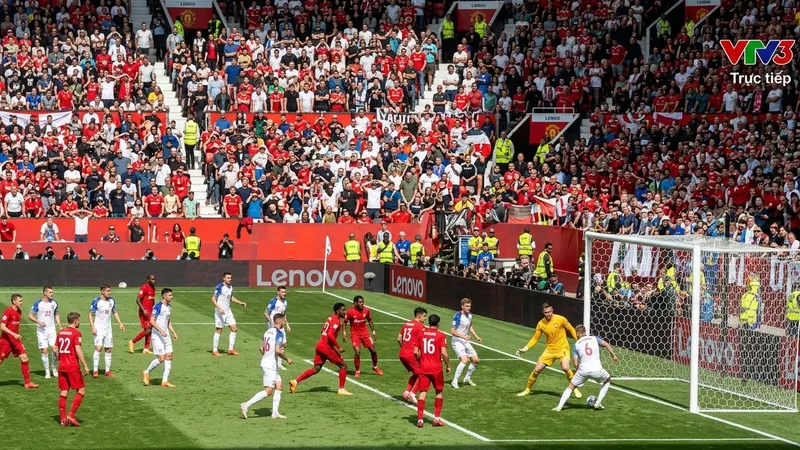 Canada suýt có bàn gỡ hòa, Laryea nỗ lực sút bóng, Vasilj đỡ bóng, hậu vệ Kolasinac phá bóng dội trúng xà ngang bật ngược ra