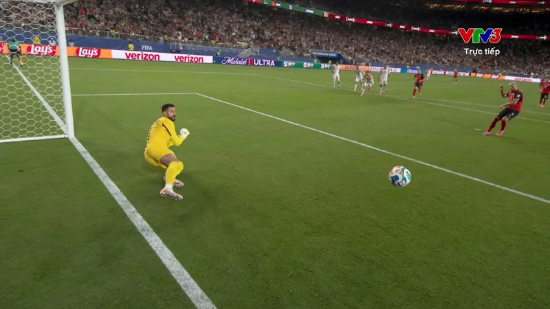 Trọng tài VAR xác định Dahane Beida dùng tay cản bóng, lão tướng Marko Arnautovic chớp thời cơ ghi bàn trên chấm penalty 