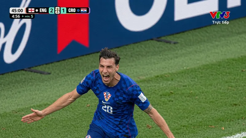 Tiền vệ Petar Sucic nhả bóng ngược lại, Martin Baturina tung cú sút xa cực căng, gỡ hòa 1-1 cho Croatia