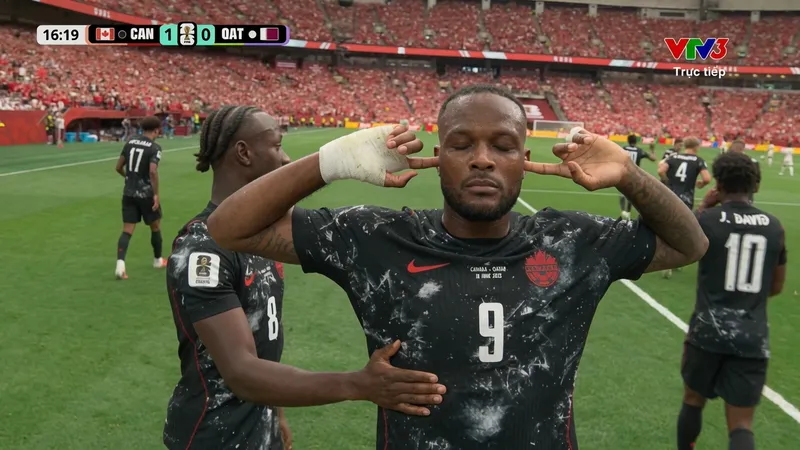 Cyle Larin, Jonathan David lần lượt phá lưới thủ môn Mahmud Abunada sau 29 phút thi đấu