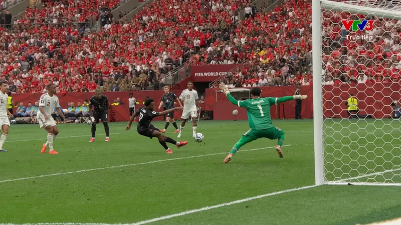 Jonathan David lại tỏa sáng bằng cú dứt điểm cận thành, hoàn thành cú hattrick