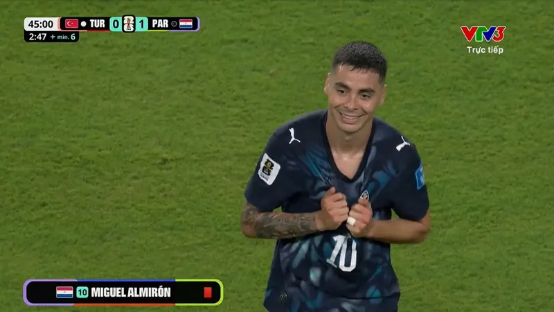 Cầu thủ Miguel Almiron nhận thẻ đỏ trực tiếp vì vi phạm quy định che miệng khi tranh cãi trên sân