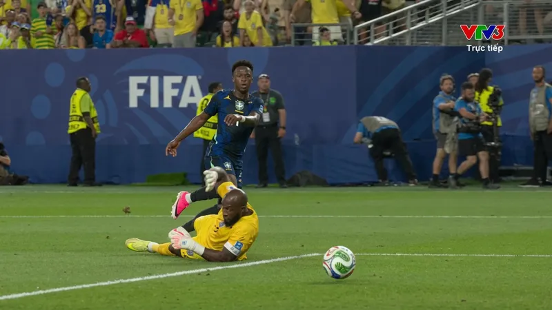 Paqueta bấm bóng kiến tạo, Vinicius phá bẫy việt vị và tung cú sút sệt nâng tỷ số 3-0 cho Brazil