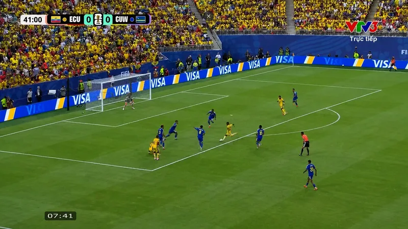 "Người nhện" Eloy Room liên tục làm nản lòng các chân sút Ecuador như: Rodriguez, Yeboah, Valencia, Plata