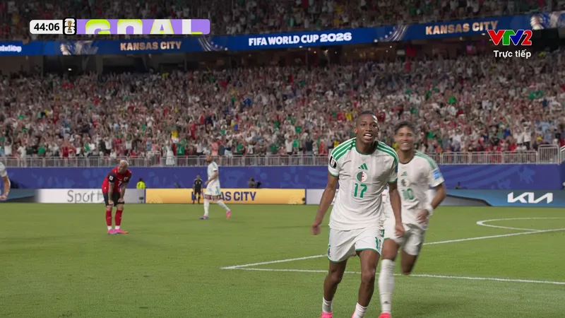 Rafik Belghali đột phá sút tung nóc lưới thủ môn Alexander Schlager gỡ hòa 1-1 cho Algeria