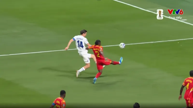 Mozgovoy kiến tạo, Shomurodov lốp bóng điệu nghệ hạ thủ môn Lionel Mpasi mở tỷ số 1-0 cho Uzbekistan
