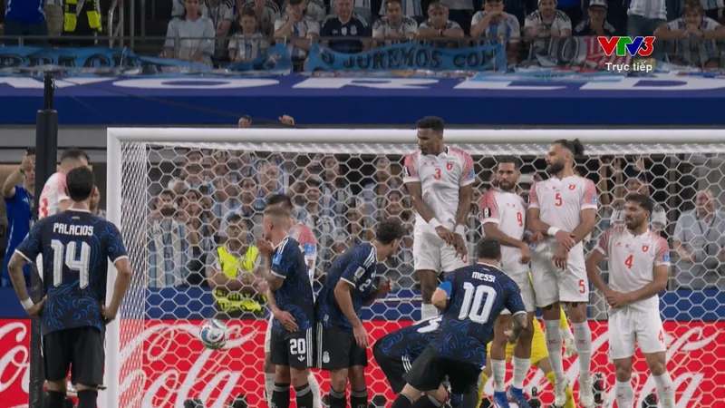 Ngôi sao Messi vẽ siêu phẩm trong sự ngỡ ngàng của thủ môn Abulaila, Argentina dẫn trước 3-1