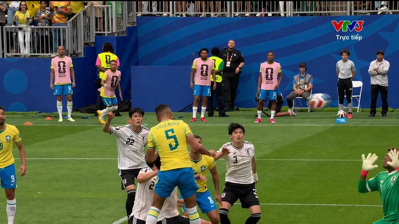 Gabriel Magalhaes bấm bóng kiến tạo, Casemiro đánh đầu tung lưới thủ môn Suzuki, gỡ hòa 1-1 cho Brazil
