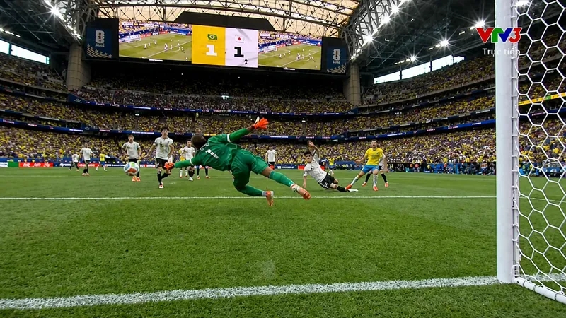 Martinelli chạy chỗ thông minh và đệm bóng hạ thủ môn Suzuki, Brazil dẫn 2-1