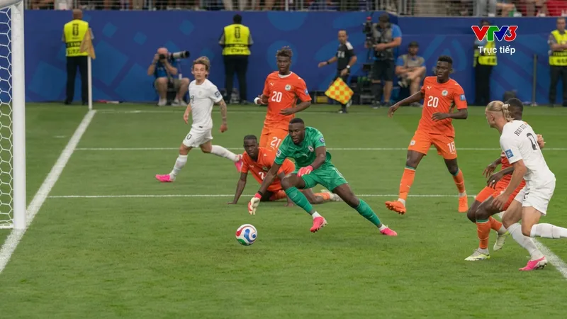 Patrick Berge căng ngang "dọn cỗ" cho Haaland dễ dàng nâng tỷ số 2-1 cho Na Uy