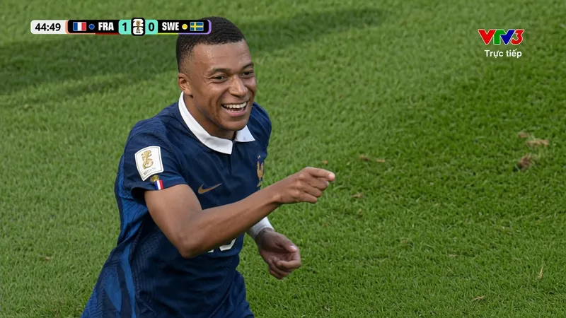 Nhận đường chuyền từ pha phạt góc cánh trái, Mbappe đột phá và tung cú sút hạ thủ môn Zetterstrom mở tỷ số