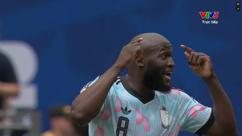 Lukaku chích bóng điệu nghệ vào góc hẹp rút ngắn tỷ số 1-2 cho Bỉ