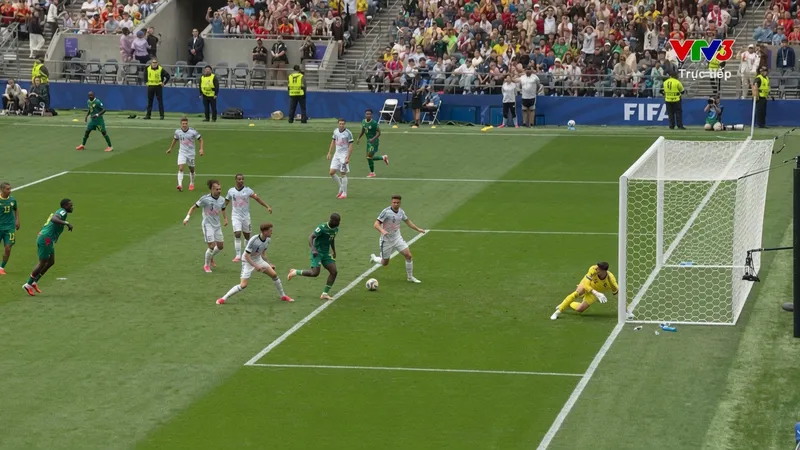Sarr đánh đấu đội cột dọc, Diarra đệm bóng cận thành hạ thủ môn Courtois mở tỷ