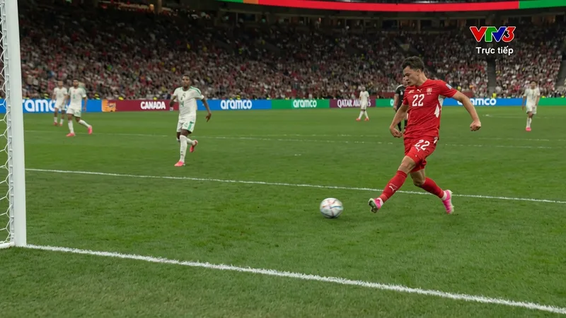 Zakaria căng ngang đẹp mắt, Rieder đệm bóng hỏng khi khung thành bỏ trống, thủ môn Zidane kịp thời sửa chữa sai lầm