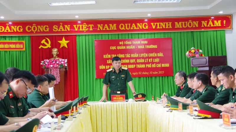 Thiếu tướng Trần Bá Khương, Phó Cục trưởng Cục Quân huấn - Nhà trường phát biểu chỉ đạo