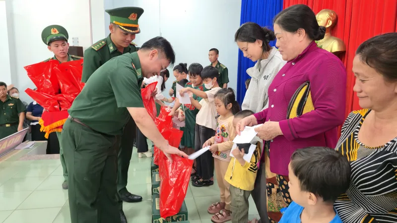 Đại diện BĐBP thành phố và các nhà hảo tâm tặng quà trung thu cho các cháu thiếu nhi trên địa bàn xã Bình Châu, TP. HCM. Ảnh VĂN DANH