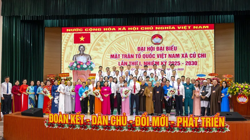 Đại diện lãnh đạo UBMTTQ Việt Nam TPHCM tặng hoa chúc mừng các Ủy viên Ban Chấp hành UBMTTQ Việt Nam xã Củ Chi, nhiệm kỳ 2025-2030